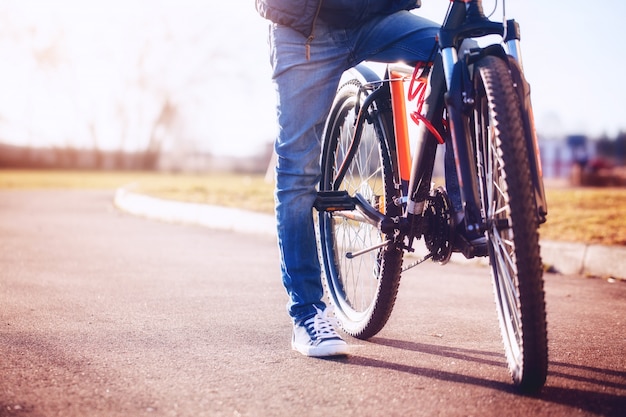 Kinderen op een fiets op asfaltweg in de vroege dag van de ochtendzomer.