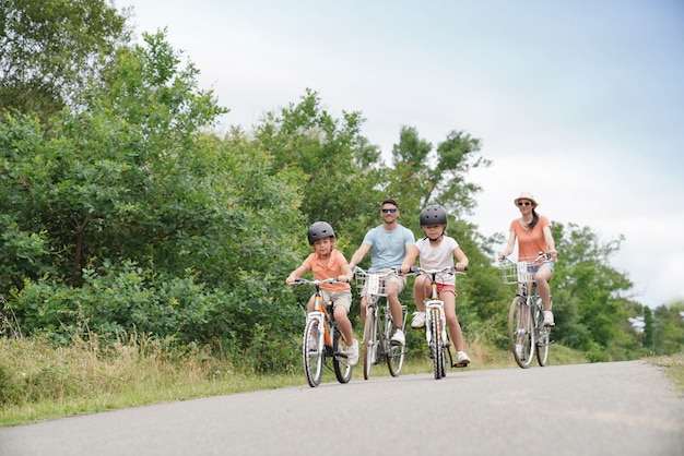 kinderen op een fiets