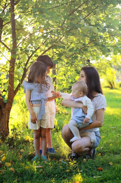 Kinderen op een wandeling in de zomer Kinderen genieten van het land Gelach en opspattend water