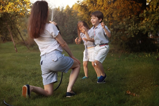 Kinderen op een wandeling in de zomer kinderen genieten van het land gelach en opspattend water