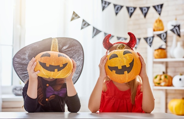 Kinderen op Halloween