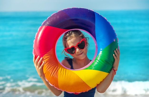 Kinderen op het strand met een cirkel. Selectieve aandacht.