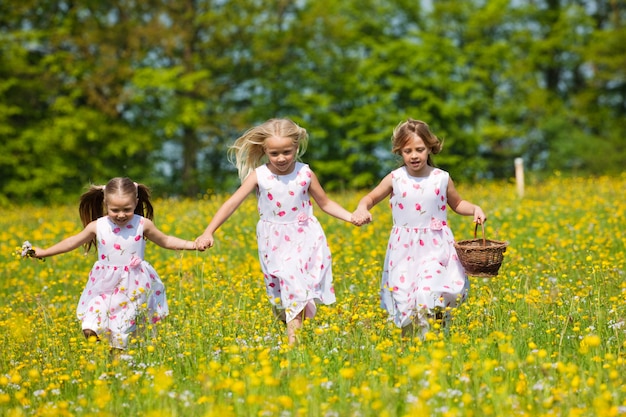 Kinderen op paaseieren jagen met manden