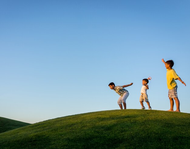 Foto kinderen op prachtige kustlijn