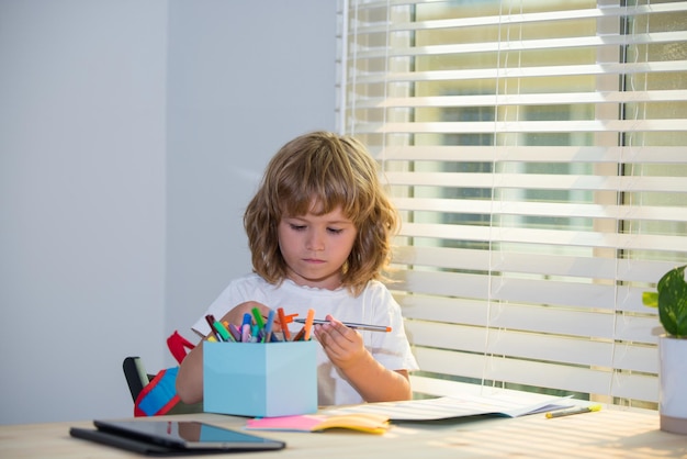 Kinderen op school. Onderwijs en leren voor kind.