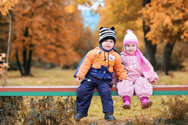 Kinderen op straat spelen herfst