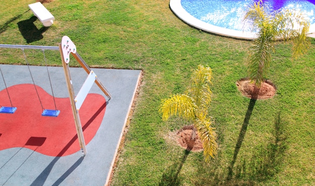 Kinderen park tuin hoog standpunt gras schommel