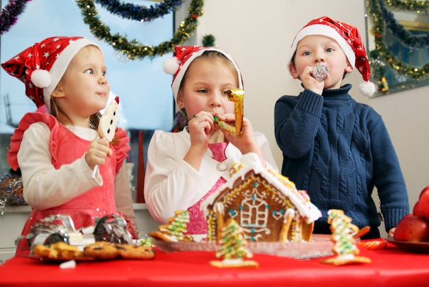 Kinderen peperkoek huis versieren