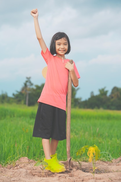 Kinderen planten de boom op het platteland