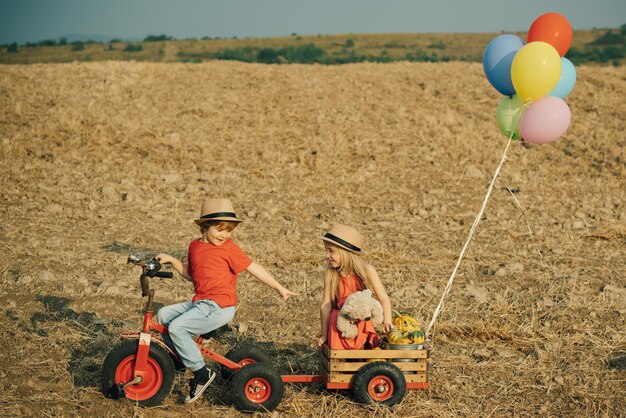 Kinderen planten in de grond. Gelukkige kleine boeren die plezier hebben op het veld. Schattige kleine boeren - zus en broer werken met spud op lenteveld. Landbouw en landbouw teelt.