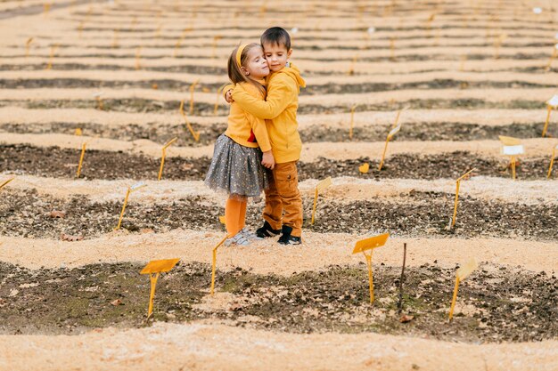 Kinderen poseren in het veld