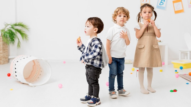 Kinderen poseren tijdens het spelen samen