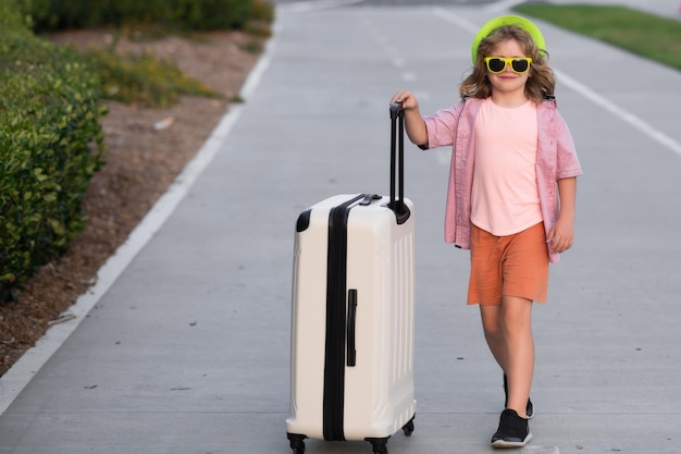 Kinderen reizend kind met reistas klaar om op vakantie te reizen