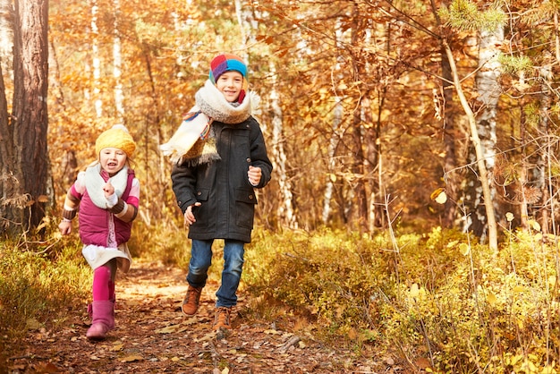 Kinderen rennen door bospad