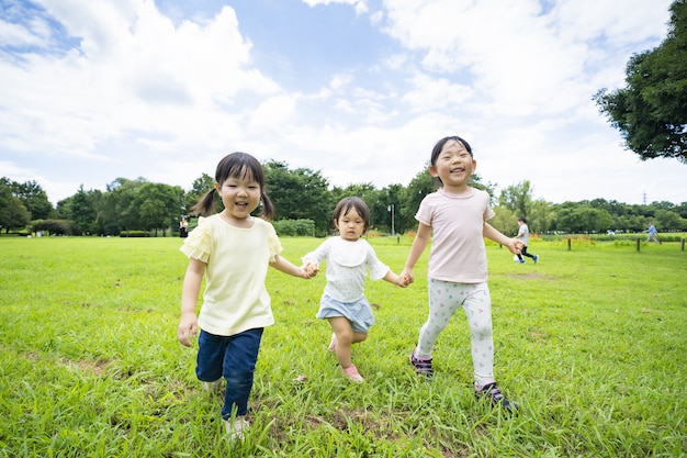 Kinderen rennen in het grasland van het park