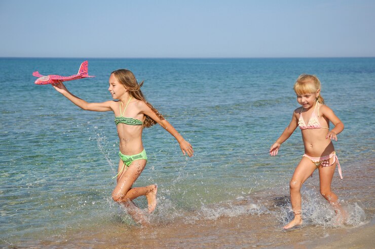 Kinderen rennen langs het strand.