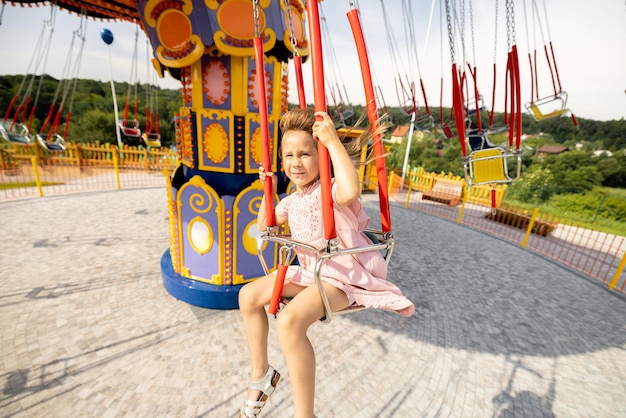 Kinderen rijden op kleurrijke amusementscarrousel