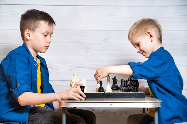 Kinderen schaken aan de tafel. het concept van kinder- en bordspellen, hersenontwikkeling en logica