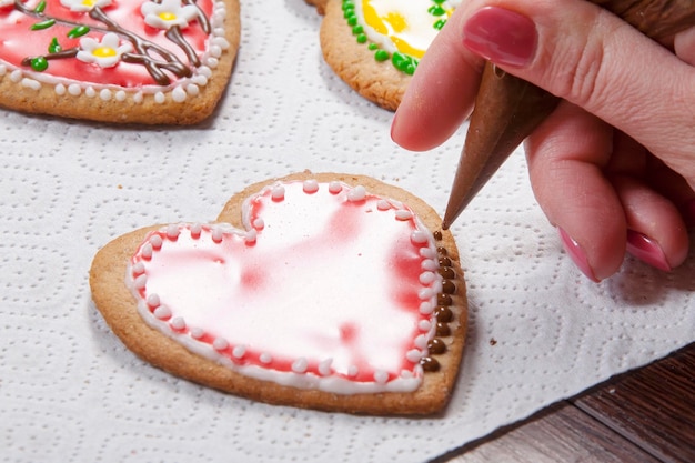 Kinderen schilderen de peperkoek