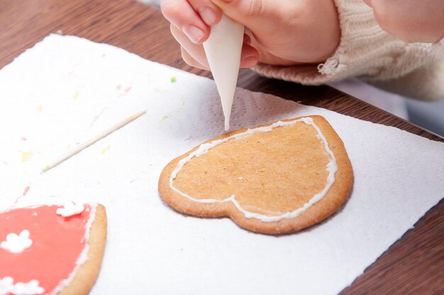 Kinderen schilderen de peperkoek