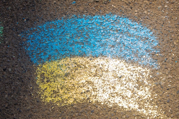Kinderen schilderen een regenboog op het asfalt Selectieve focus