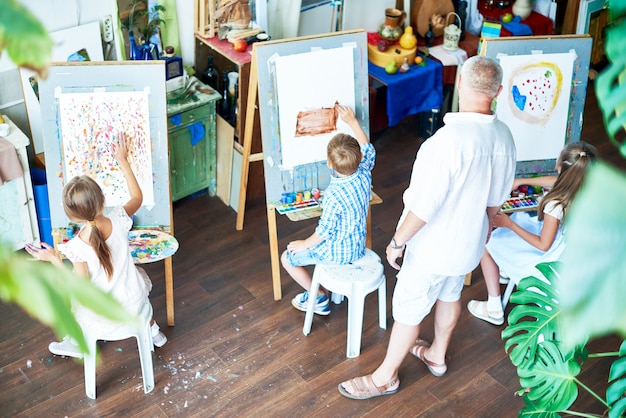 Kinderen schilderen in Art Studio