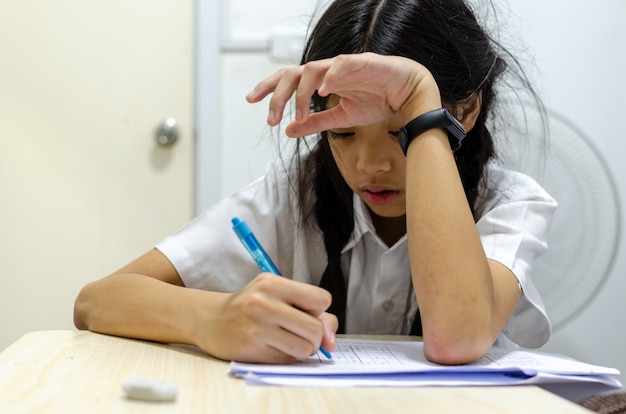 Kinderen schreeuwen van huiswerk