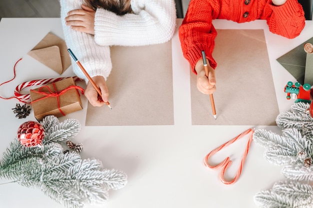 Kinderen schrijven een brief aan de Kerstman feestelijke sfeerfoto