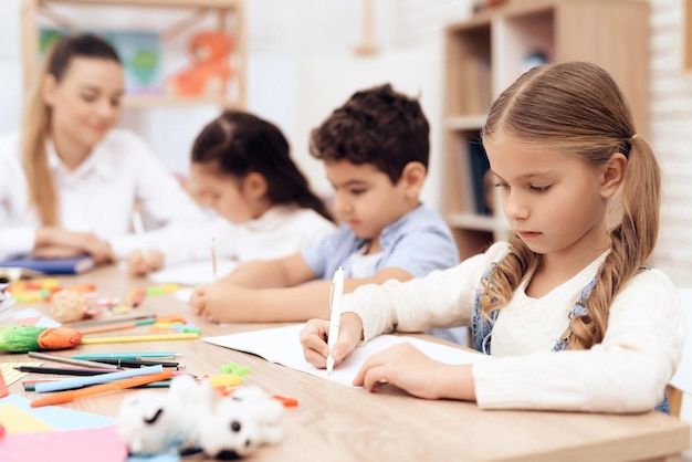 Kinderen schrijven met een pen in notitieboeken