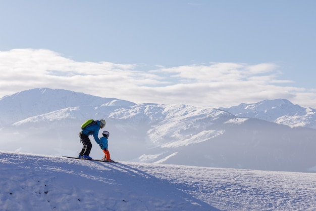 Kinderen skiën en snowboarden in het skigebied van de bergen