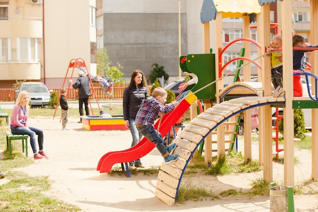 Foto kinderen spelen buiten in de speeltuin