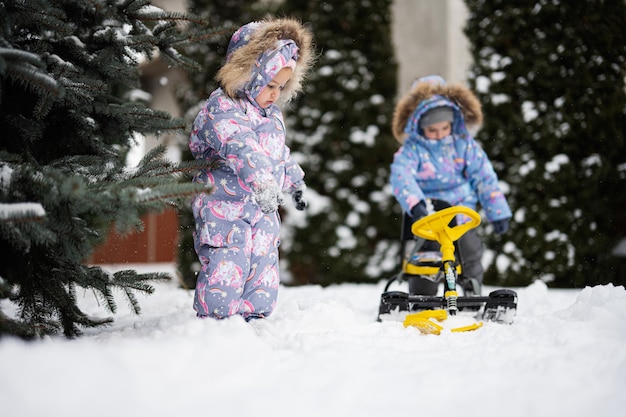 Kinderen spelen buitenshuis in de sneeuw