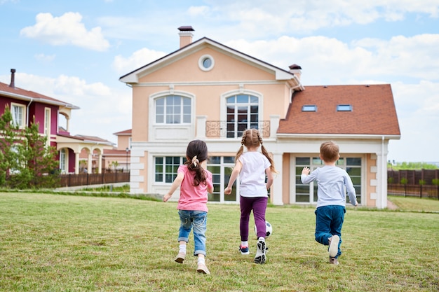 Kinderen spelen door mooi huis