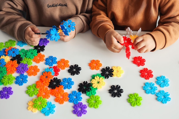 Kinderen spelen en maken mozaïeken close-up