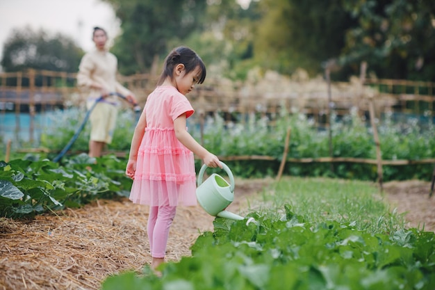 Kinderen spelen en ontdekken in de tuin met hun plantgroente