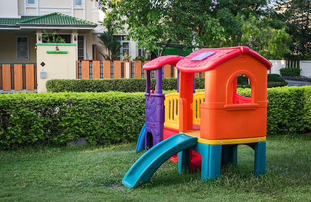 Kinderen spelen grondschuifregelaar