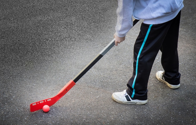 Kinderen spelen hockey op straat