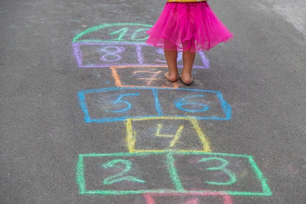 Foto kinderen spelen hopscotch op straat selectieve focus natuur