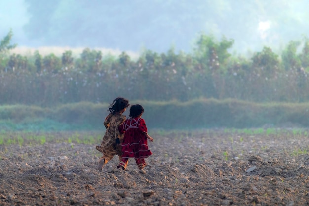 kinderen spelen in de grond in mist en ochtendlicht