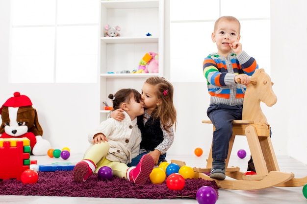 Kinderen spelen in de kamer