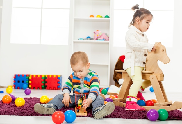 Kinderen spelen in de kamer