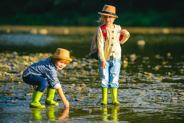 Kinderen spelen in de rivier kinderen in water op rivier warme herfstdag herfstkamp