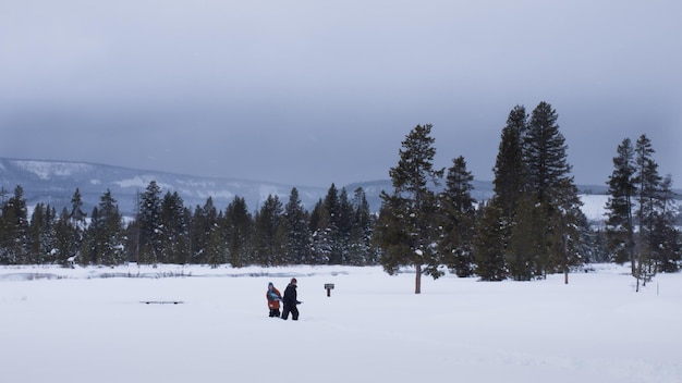 Kinderen spelen in de sneeuw in het Great Teton National Park.