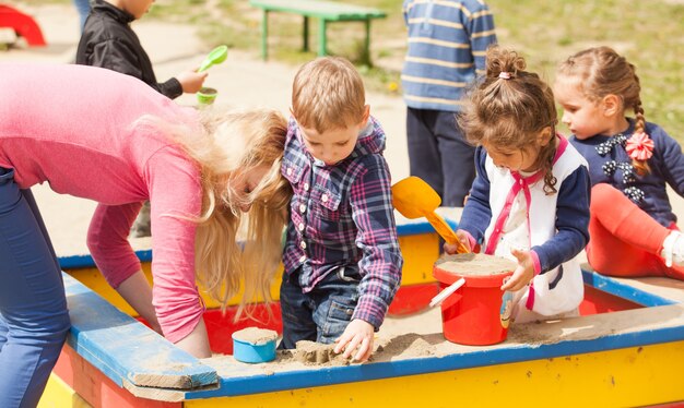 Kinderen spelen in de speeltuin met zand in de zandbak