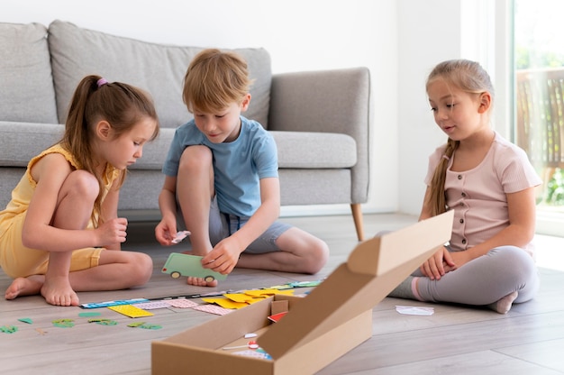 Kinderen spelen in de woonkamer volledig schot