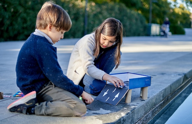 Kinderen spelen in het park met kartonnen speelgoed