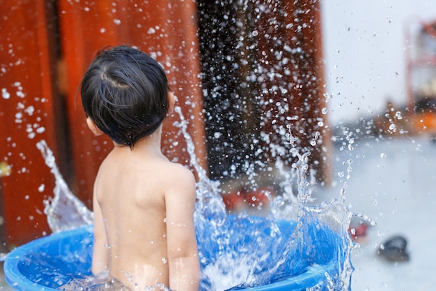 Kinderen spelen in het spetterende water