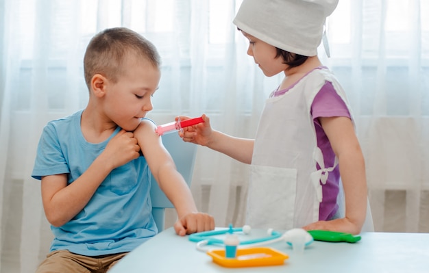 Kinderen spelen in het ziekenhuis.