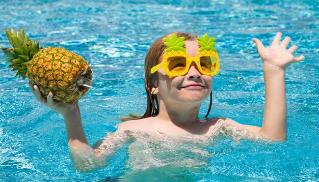 Kinderen spelen in het zwembad Zomer ananas fruit Zomer kinderactiviteit