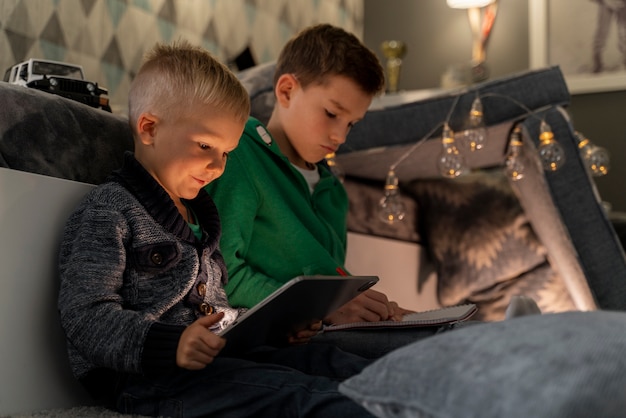 Kinderen spelen in hun kamer